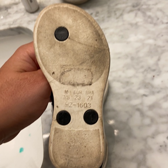 Flip flops with rhinestone detail - Picture 3 of 4